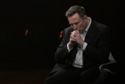九宫算命特斯拉股价收涨超3%：特朗普无意沟通，马斯克父亲劝儿子低头