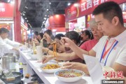 九宫算命“嗦粉”经济火热 中国多地“食力”出圈